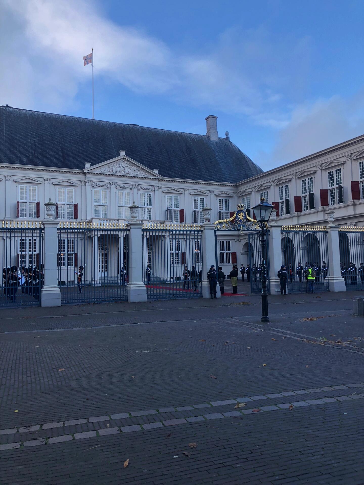 偶遇荷兰🇳🇱女王宫殿开门营业😊|||在女王旗下酒店住了两周，一直没见开门，结果快走了突然早晨听到锣鼓