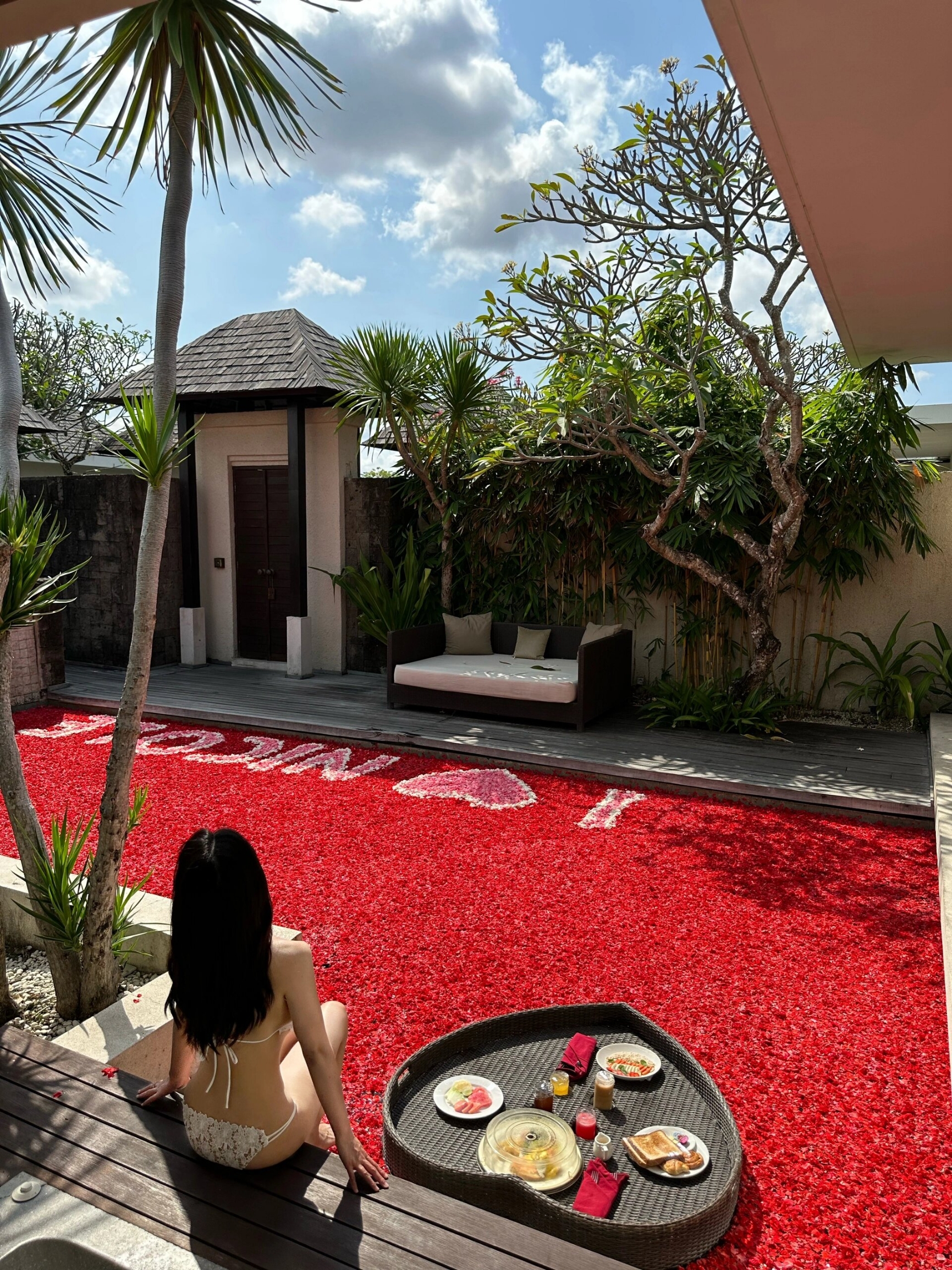 巴厘岛刷爆朋友圈的玫瑰泳池别墅