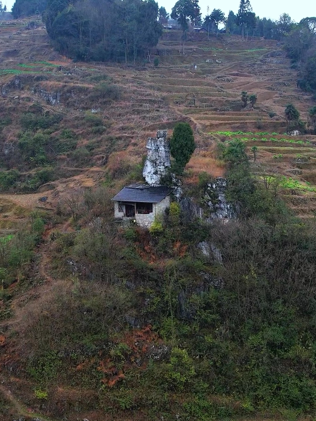 在贵州一山坡上，矗立着一尊天然的巨石，从何而来无人知晓，当地人称为飞来石。#自然奇观 #天下奇石 #