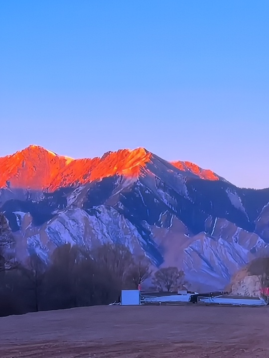 想要青春不散场，那就去工地闯一闯。#我看到了日照金山