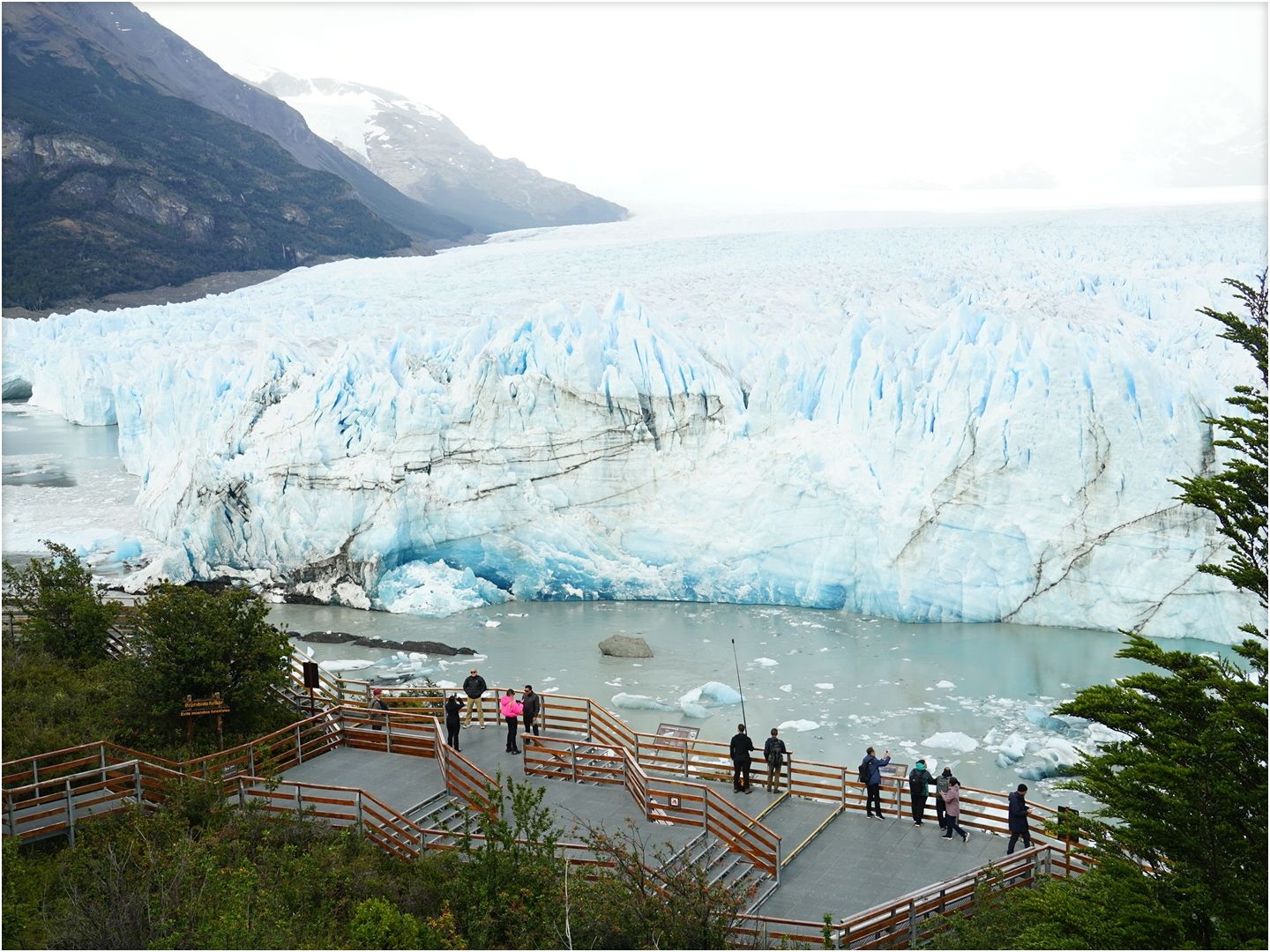 冰川发源于安第斯山脉，长30公里，宽10公里，水面高30一60米，为世界第三大冰川。