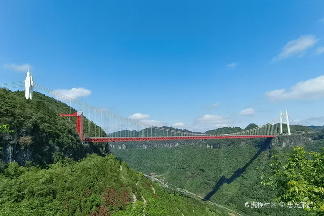 矮寨大桥位于中国贵州省黔南布依族苗族自治州台江县矮寨镇