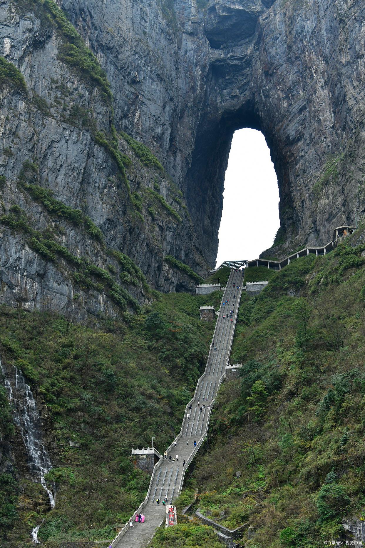 张家界的天门山天门洞，是天门山的标志性景点，也是通往仙境的神秘大门。这个天然形成的巨大石洞，高约13