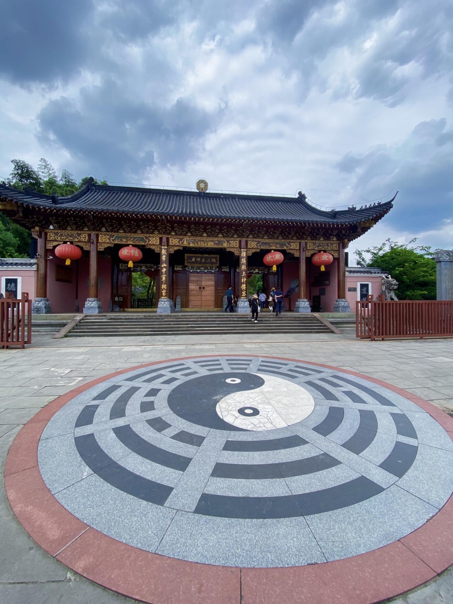 龙虎山景区位于江西省鹰潭市，是一个集自然风光和道教文化于一体的著名旅游胜地。对于首次来访的游客，可能