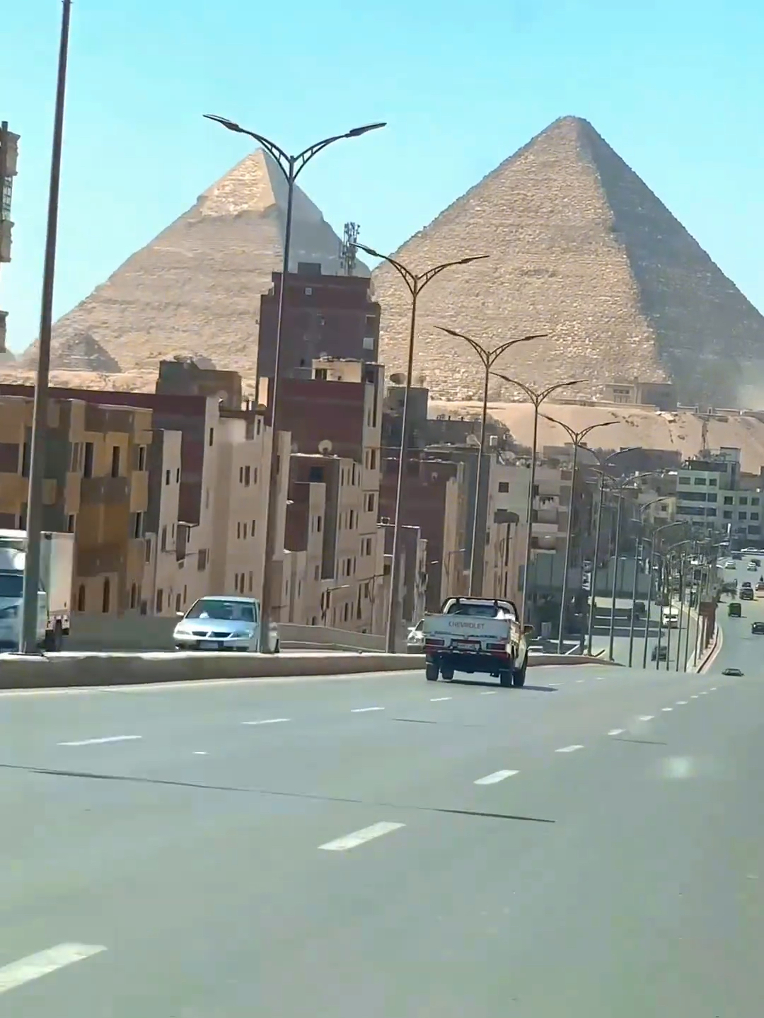 “人类惧怕时间而时间惧怕金字塔”作为世界七大奇迹之一，至今仍无法解释它的建造和用途。 #埃及旅行