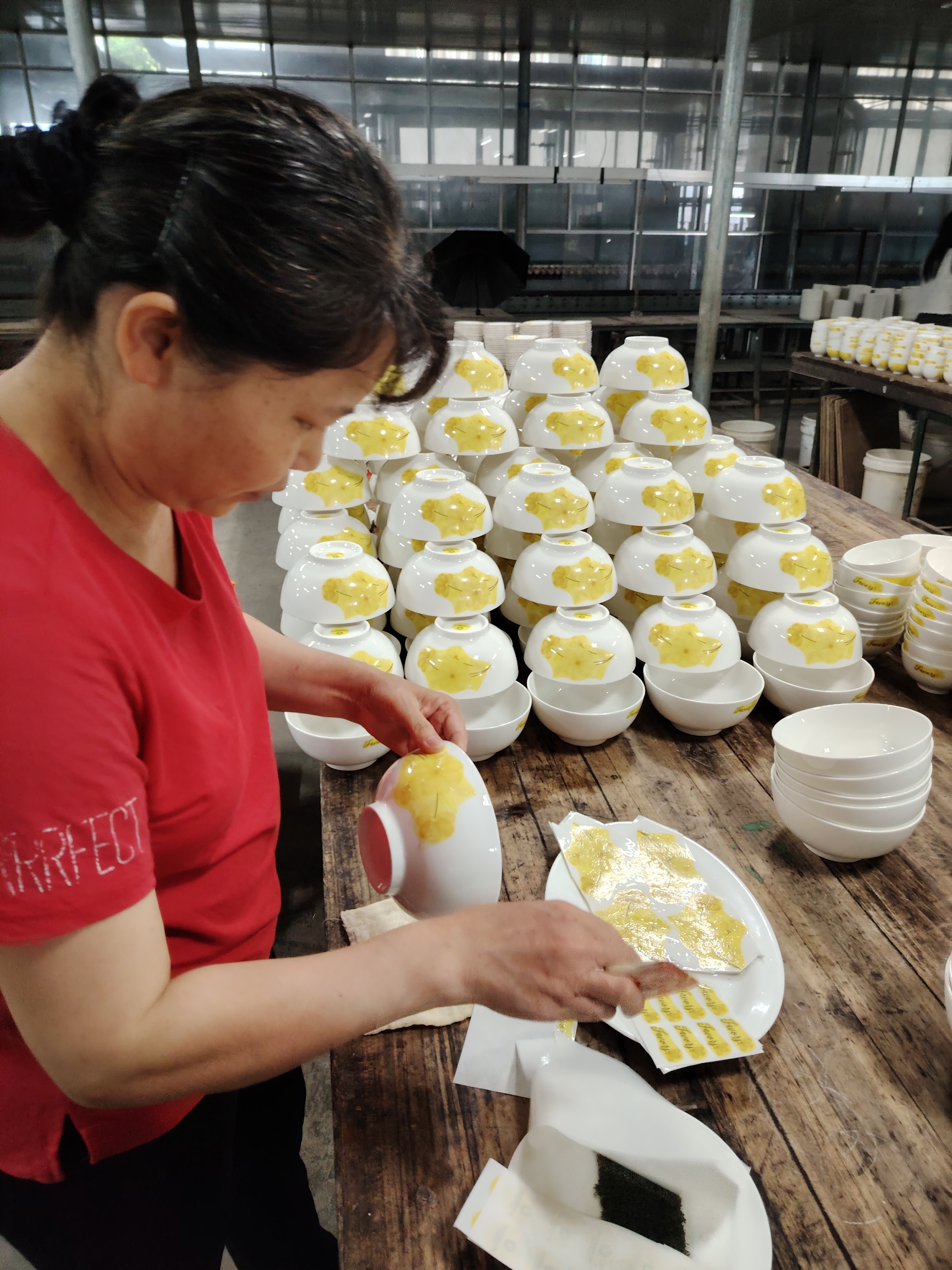 #五一旅行任意门 我在容县的工厂里，看到碗上的花是靠人工一个一个贴上去，碗口的金边也是一个个扫上去的