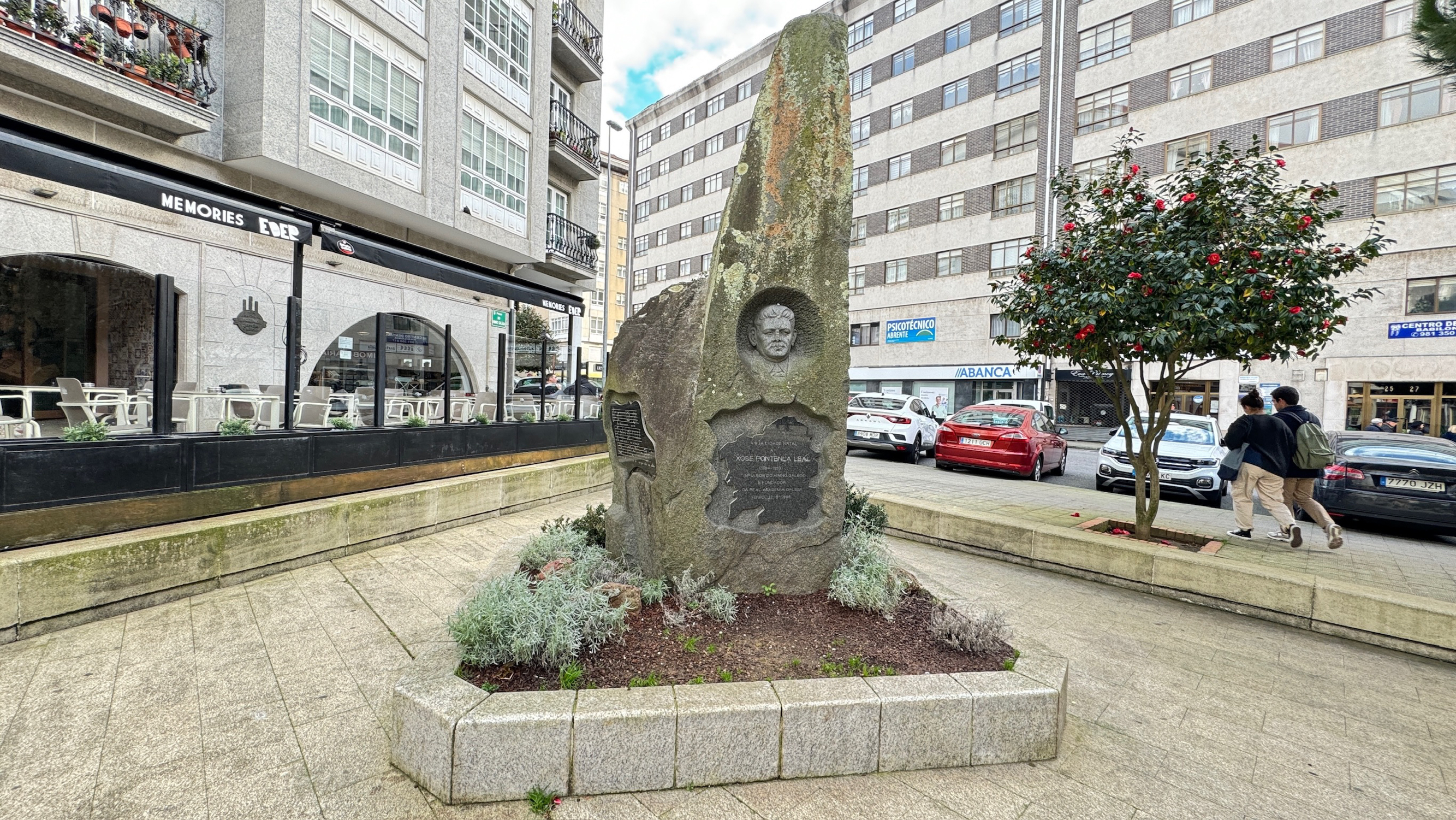 加利西亚国歌推动者何塞·丰坦拉·莱尔纪念碑Monumento