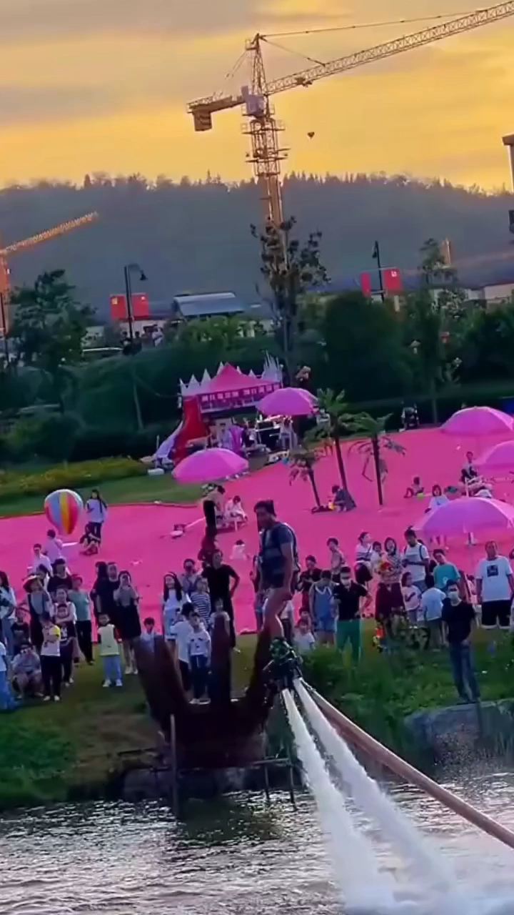 曲靖首个粉色沙滩配上 水上飞人搜 真是刺激又浪漫， 还可以带人一起飞，一定要和喜欢的人去一次 #云南
