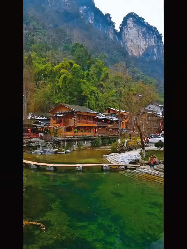 墨染的山，沉默的烟雨