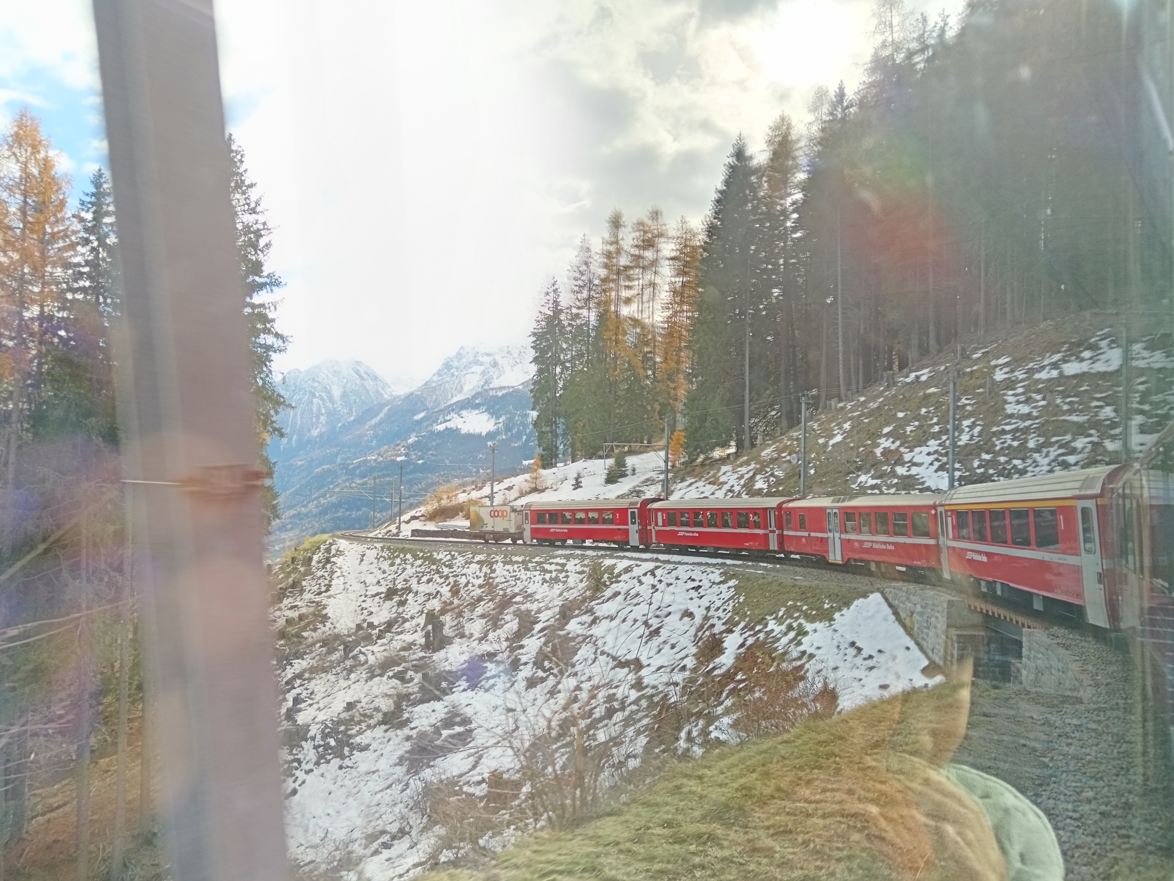 秋末初冬，瑞士红色小火车