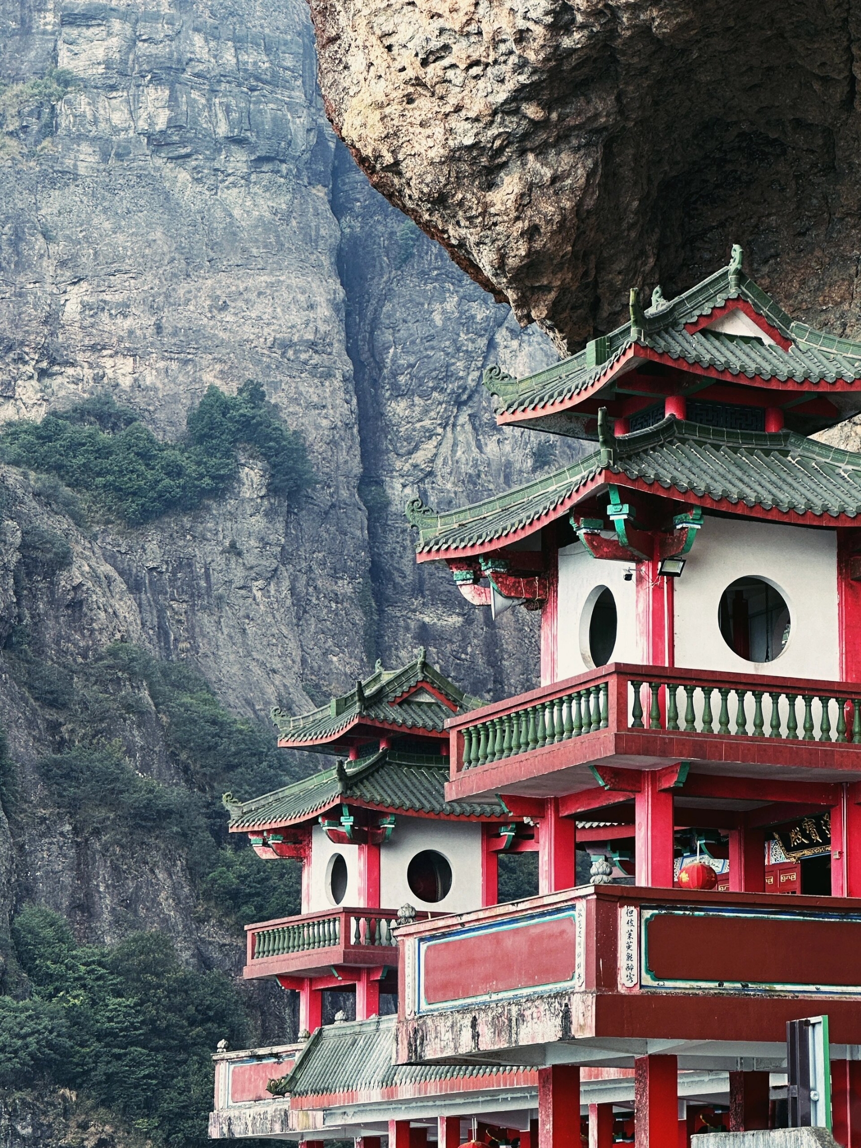 福建竟藏着如此仙境|||千年古寺，万年瀑布  在绝壁上的悬空古寺，珠帘化作千米飞瀑，第一天然大佛头像