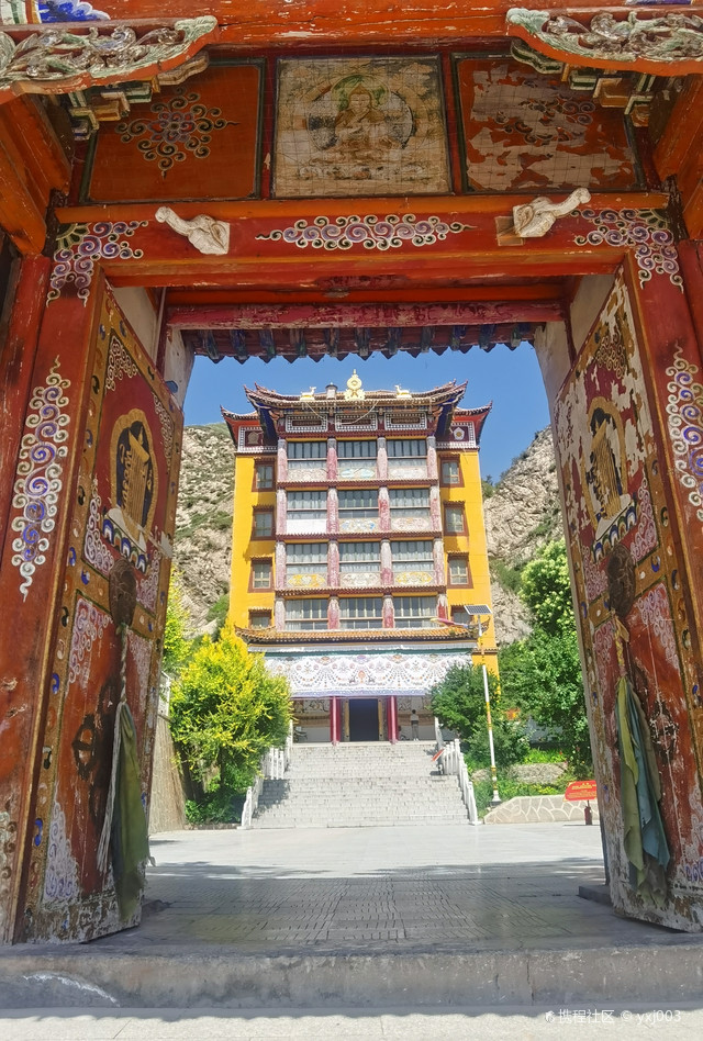 天堂寺位于甘肃武威市和青海黄南州交界处武威一侧,门票25元.