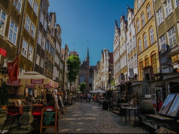 格但斯克，波兰北方的一个港口城市，同样也是世界上琥珀主要交易市场，在老城的玛丽亚卡大街上有琥珀的毛料