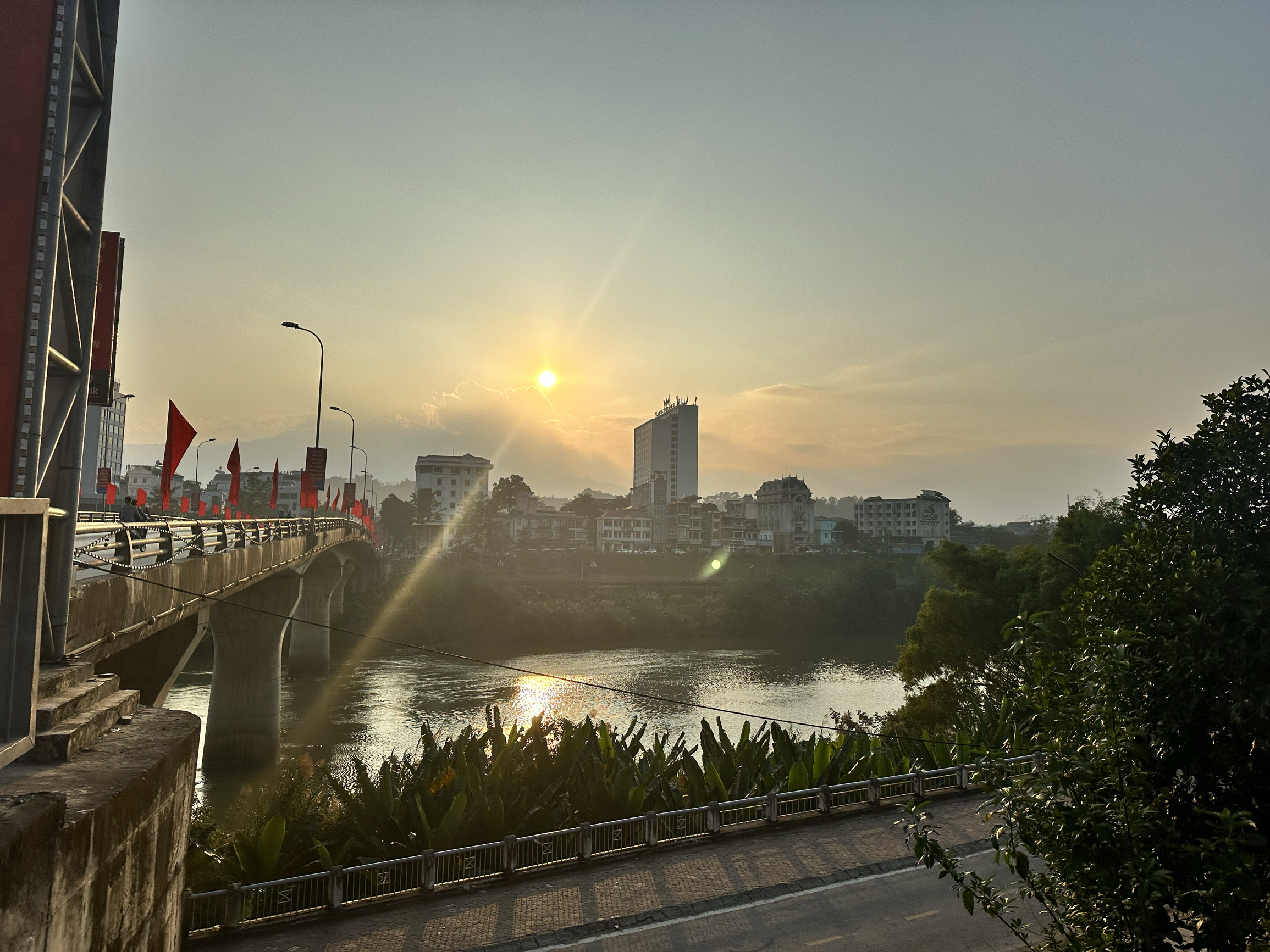 一日两城，在老街遥望两国口岸，感叹风光秀美！ #越南老街口岸红河河边漫步