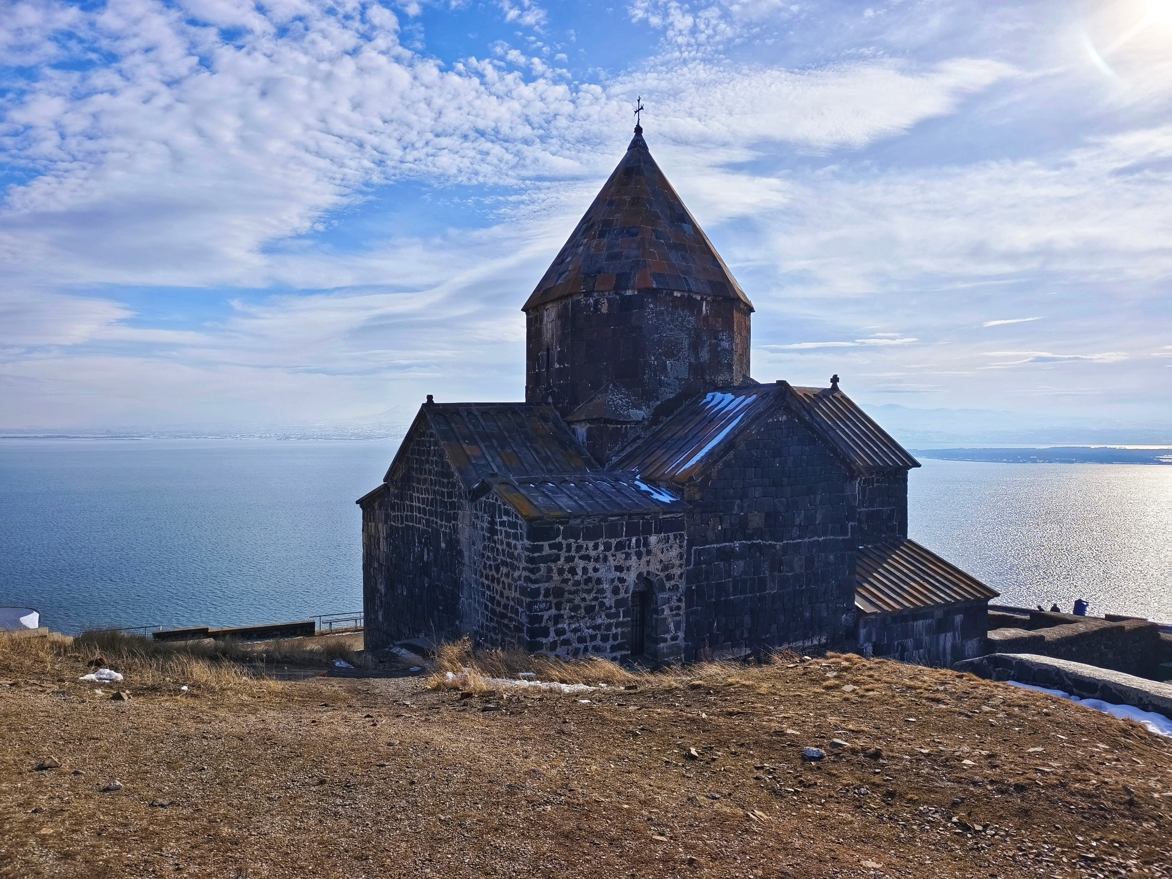 塞凡湖，​世界高原淡水湖中排名第二，占据亚美尼亚的3%国土面积，蓝色的湖水映衬雪山，风景超赞。 仅有