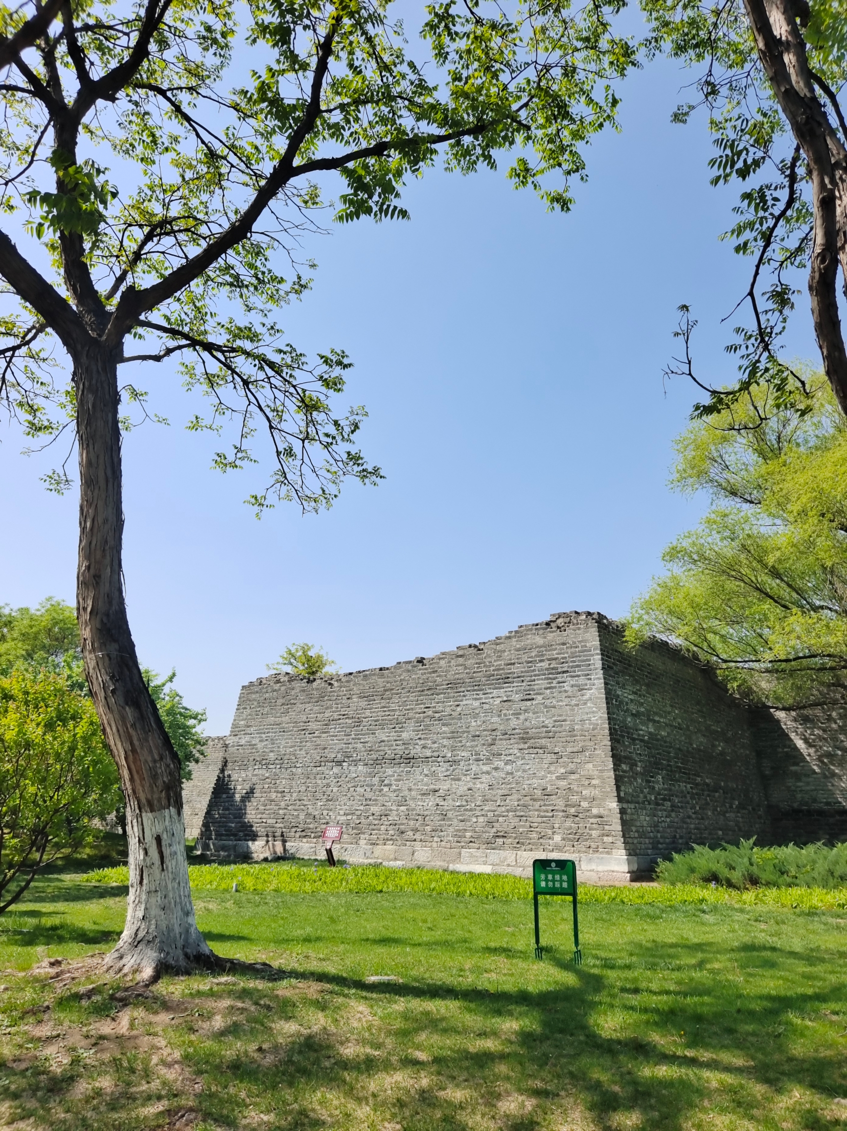 明城墙遗存，包括东便门段、西便门段和左安门值房三部分。 明代北京城是在元大都的基础上改造而成。上世纪