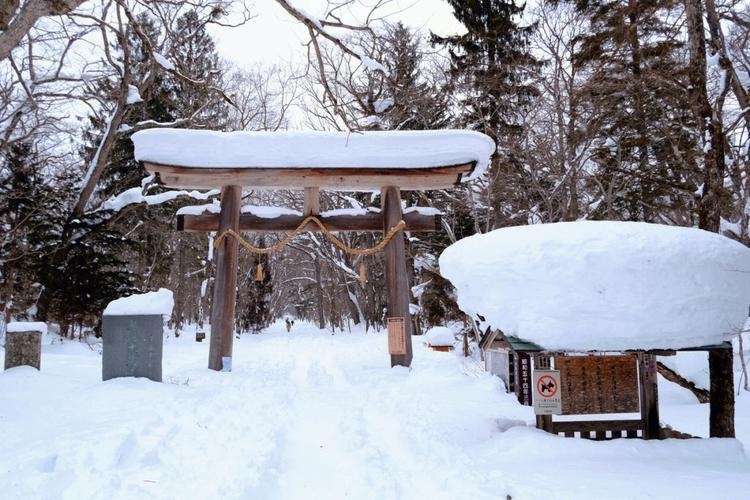 日本除了京都、奈良，还可以去哪玩？  这里介绍一条日本中北部的小众路线 整个路线，串联了： 平安时代