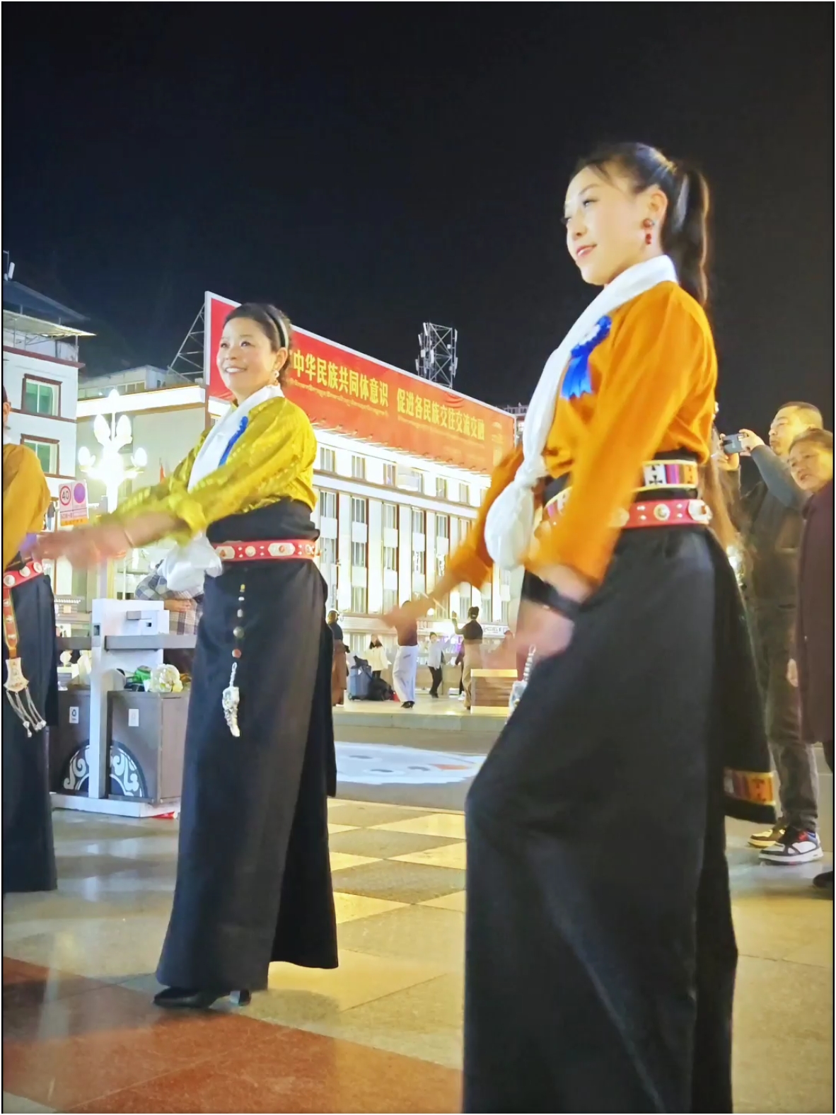 旅游阿坝州马尔康，遇见藏族美女们的锅庄舞