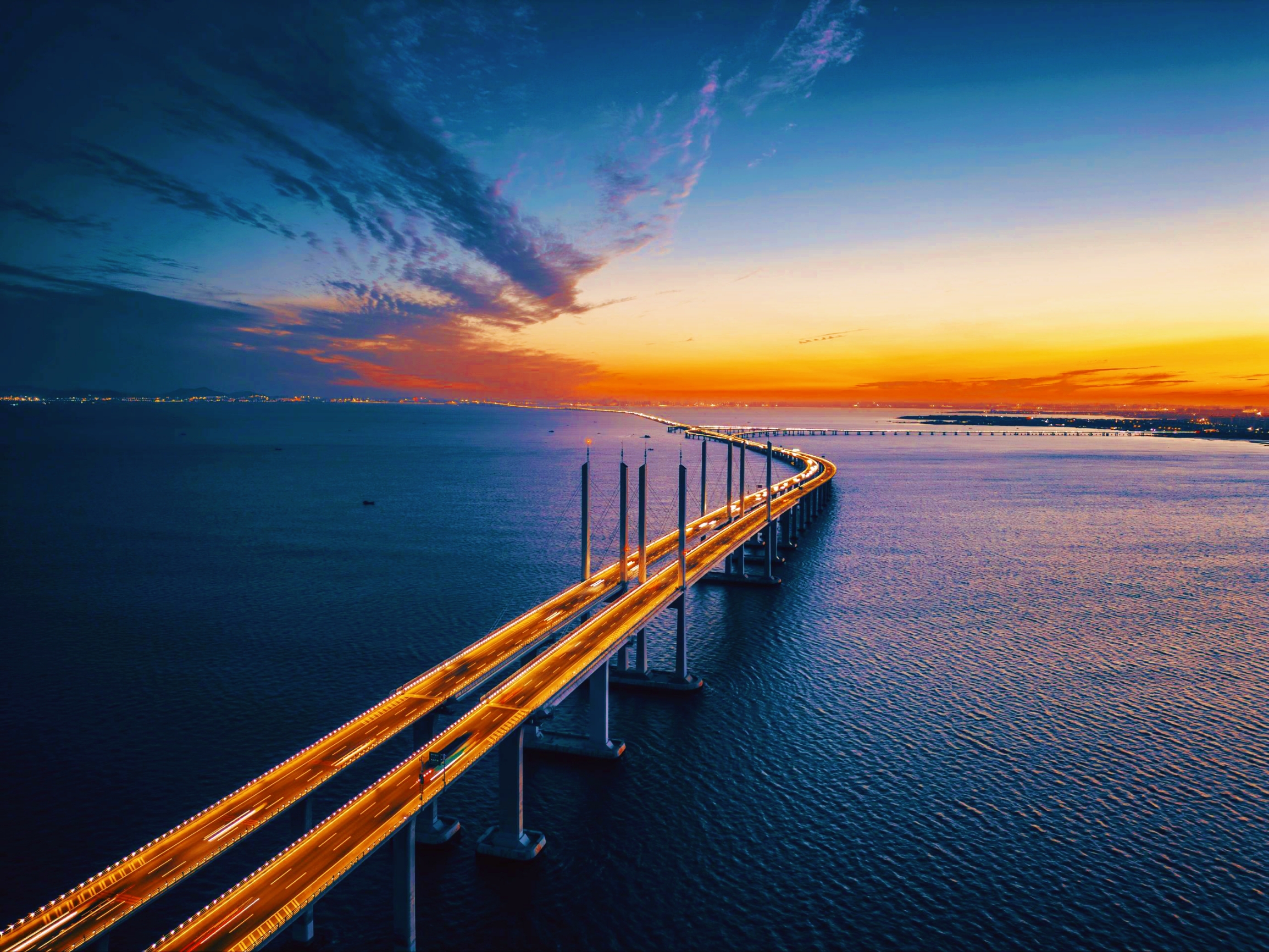厄勒海峡大桥：连接瑞典与丹麦的壮丽之旅🌉 厄勒海峡大桥，这座壮观的跨海大桥，不仅是斯堪的纳维亚地区的