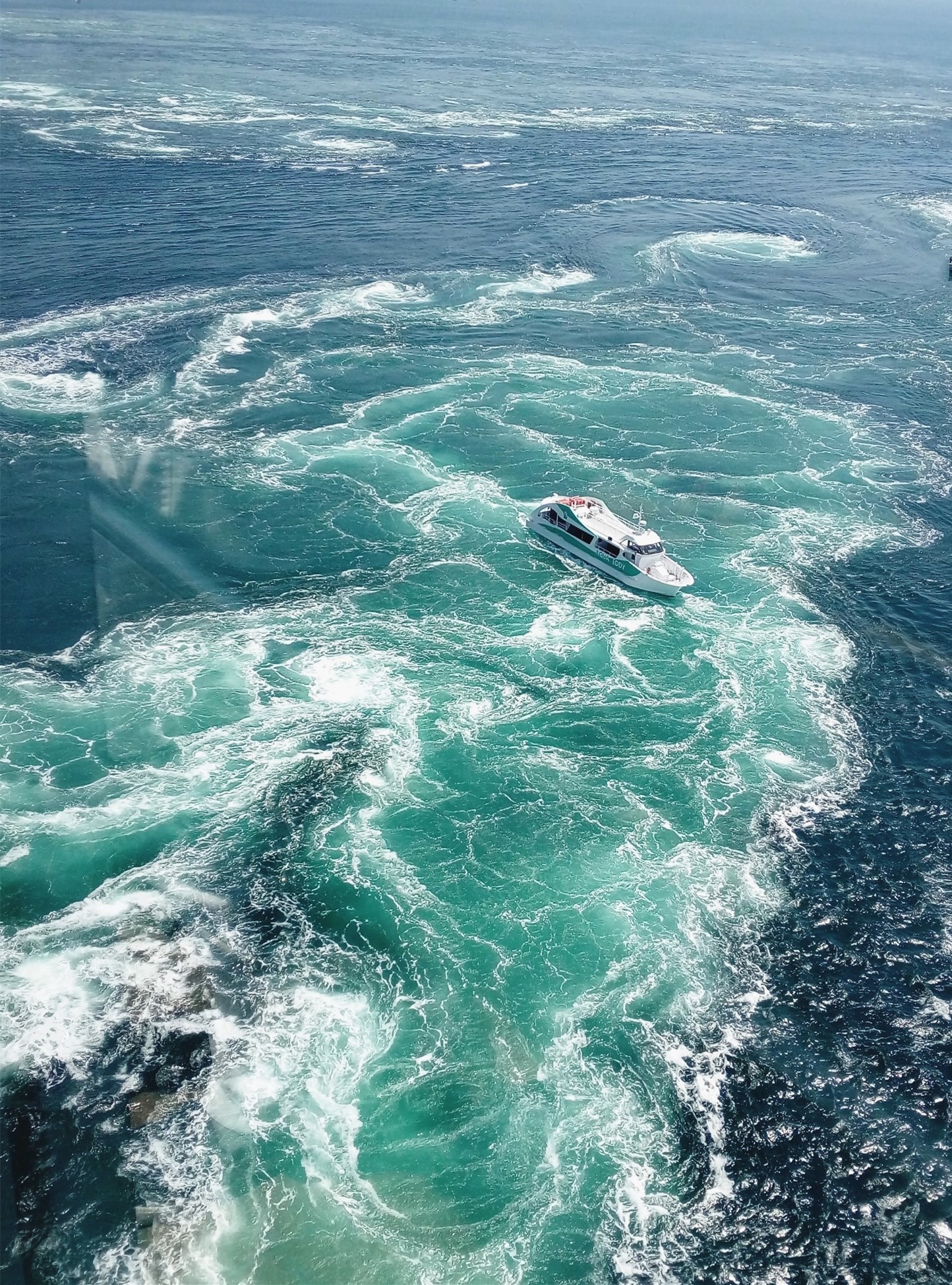 鸣门漩涡的形成：鸣门海峡作为连接日本濑户内海和太平洋的海峡之一，每日两回（潮起潮落），大量的海水从濑
