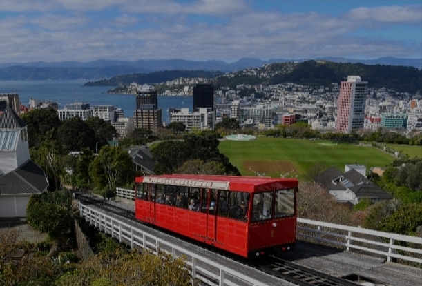 新西兰首都惠灵顿，不大，可以玩的景点不多，所以去乘有120年历史的缆车，成了主要的项目，红色缆车🚡的
