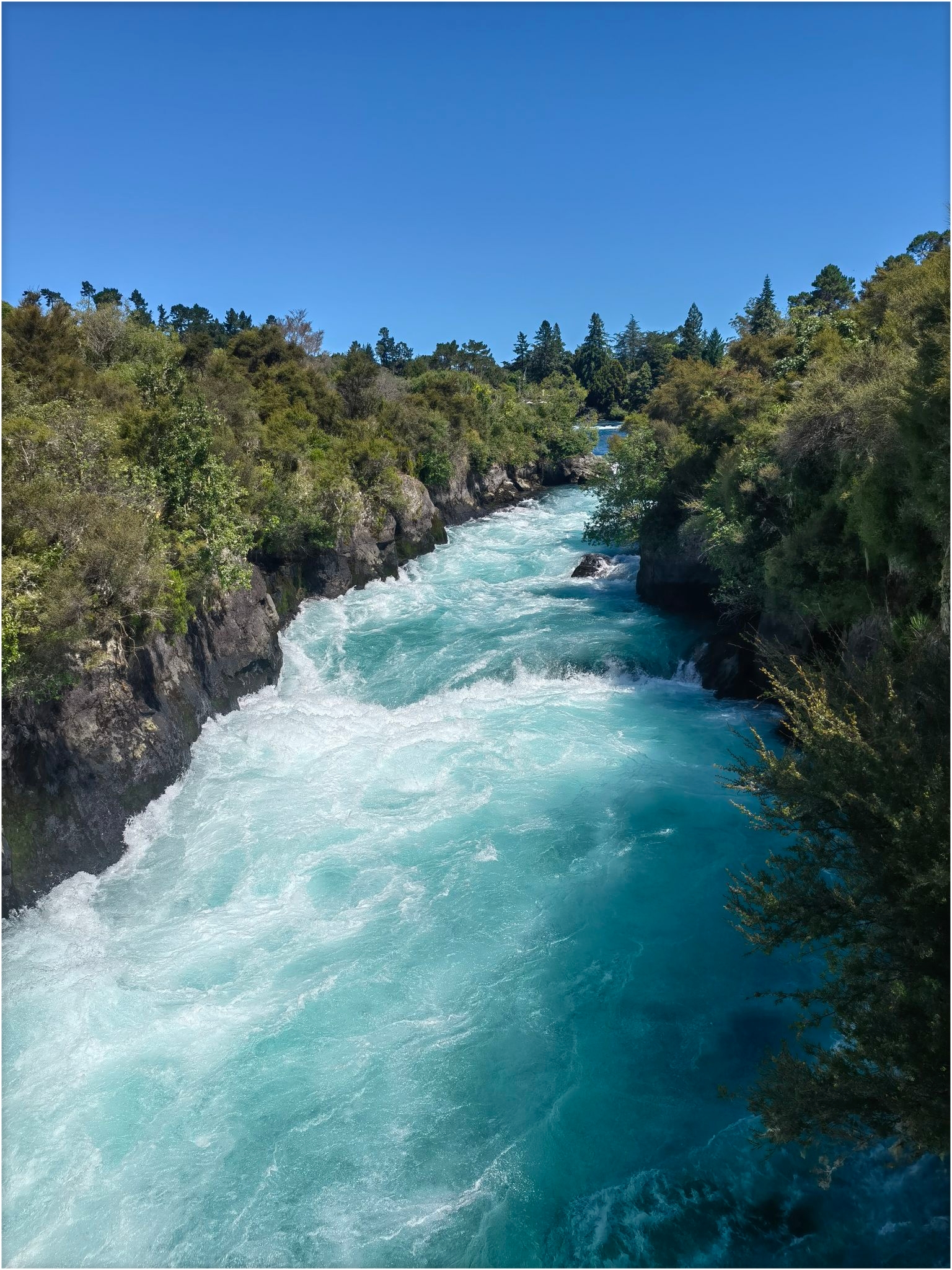 我们与胡卡瀑布的心跳相遇：探秘新西兰的液态奇迹