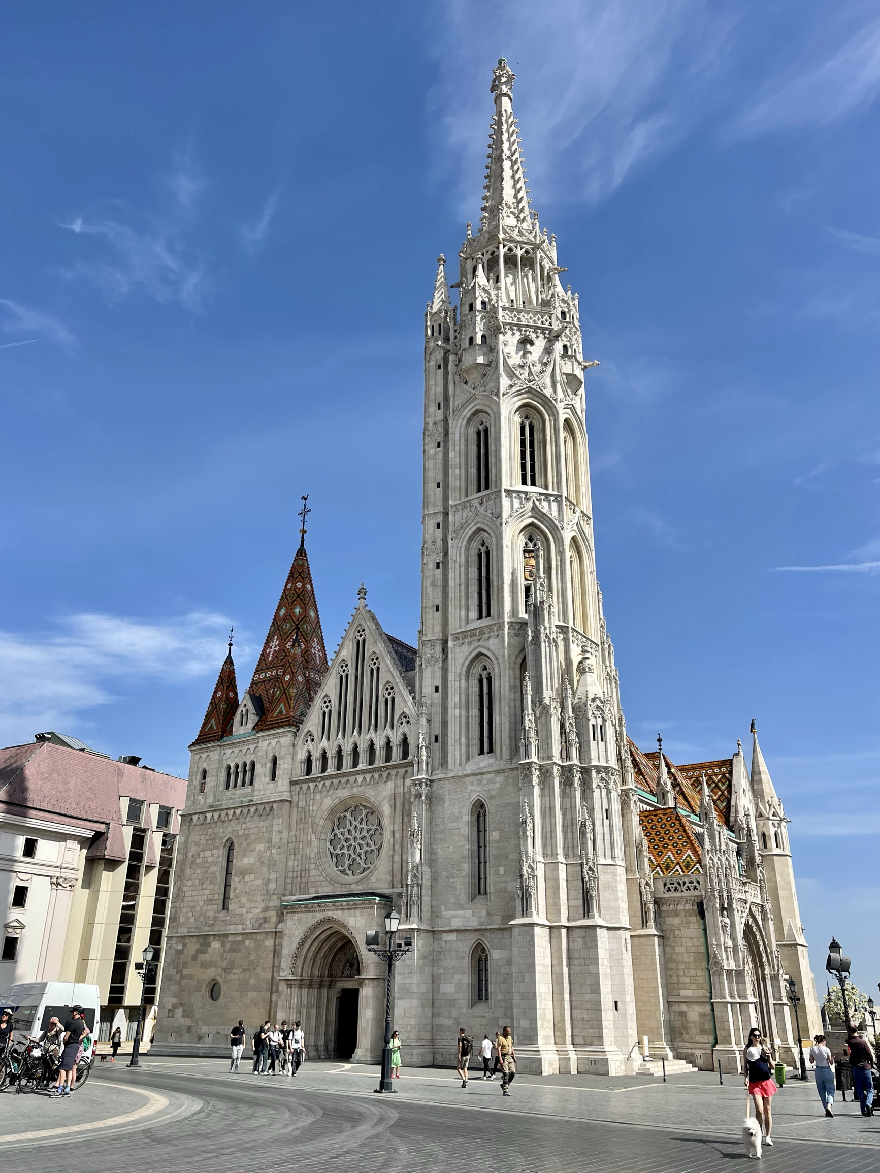 布达佩斯是匈牙利首都,一座古老而美丽的城市，被人们誉为“多瑙河明珠”，也是世界文化遗产之城。布达佩斯