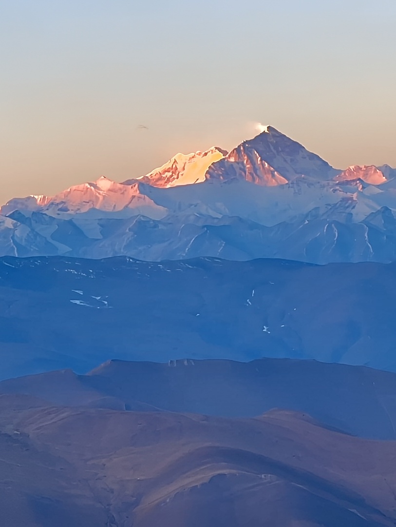 24秒，让你看一次世界最高峰珠穆朗玛峰的日照金顶，还有旗云哦