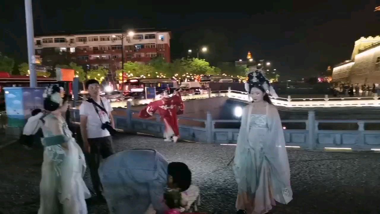 哇，洛阳老城的夜景很美！那种古城的韵味在夜晚的灯光下，显得更加迷人，洛阳老城的夜景是这座城市的一大亮