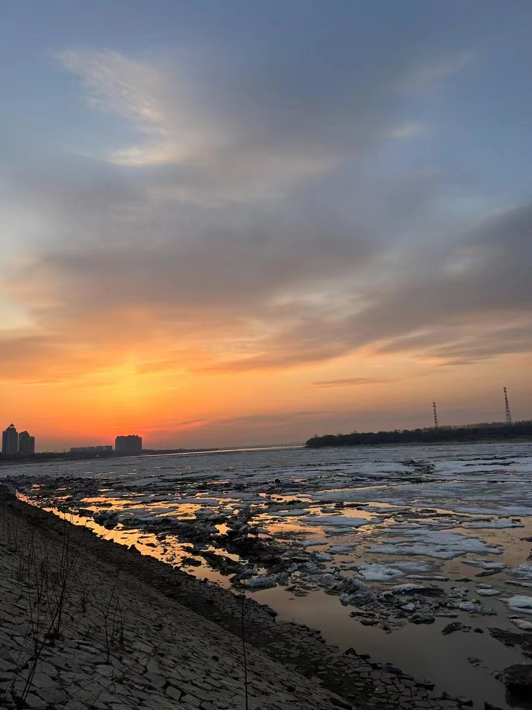 夕阳下解封的松花江