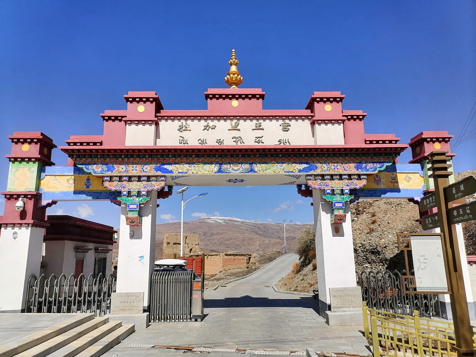 4月20日西藏曲松县拉加里王宫遗址一日喀则扎什伦布寺。沿国道560一路下行到雅鲁藏布江边，再走高速到