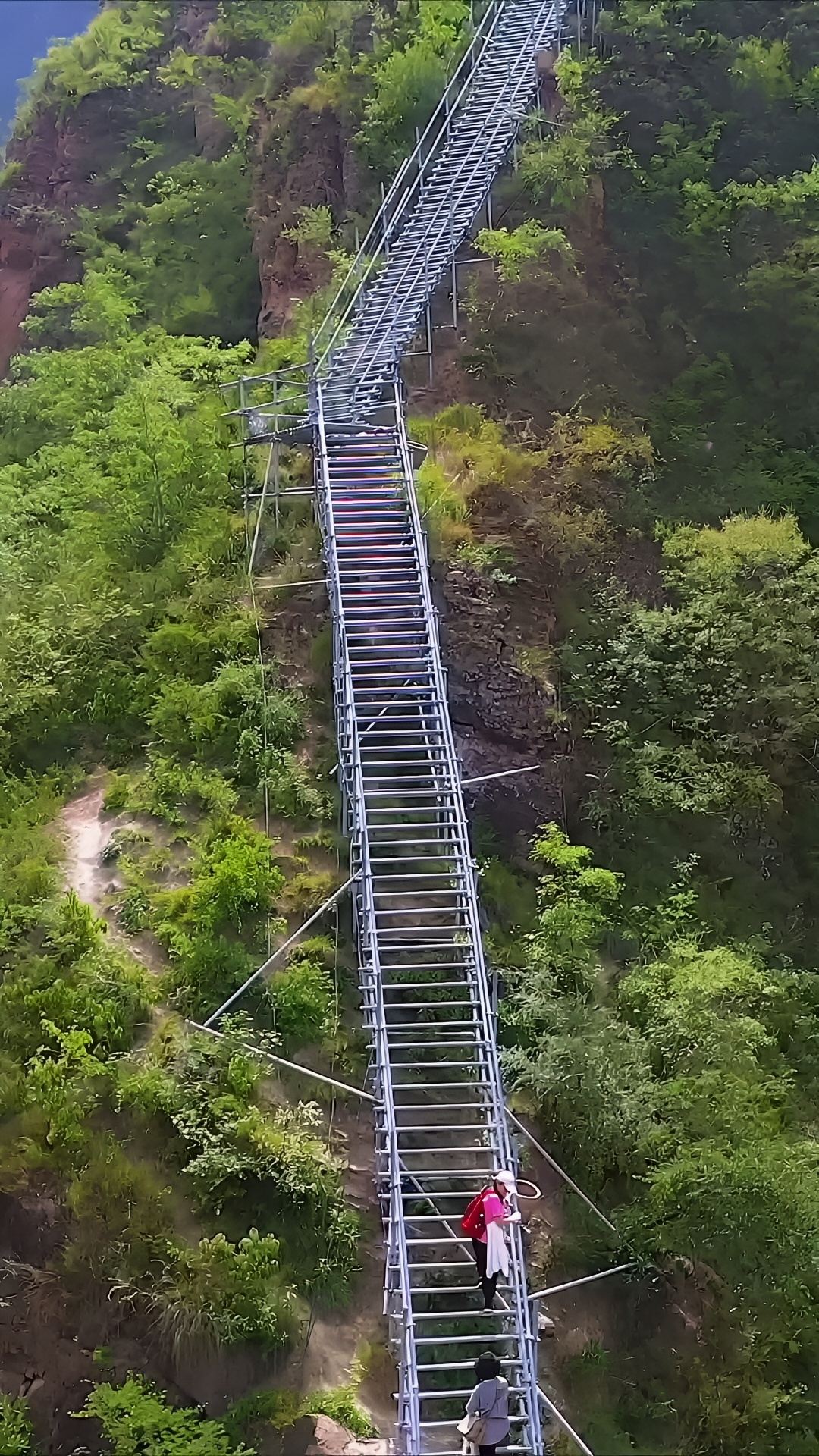 悬崖村又名天梯村，位于四川省凉山彝族自治州昭觉县古里镇，地形以悬崖为主，山路陡峭难行，有些坡度几乎垂