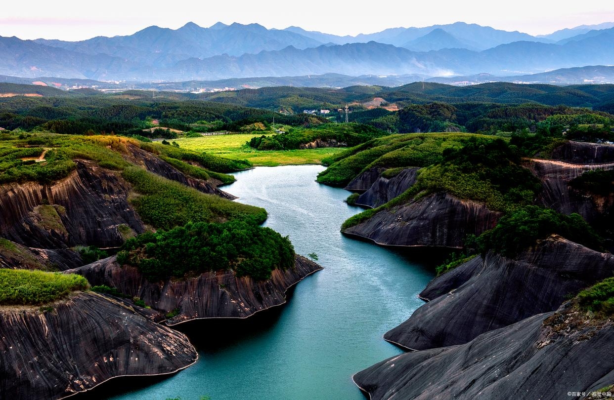 福建漳州国家地质公园位于漳州市漳浦县境内，是中国首个以火山喷发为主题的国家地质公园。这里有着独特的火