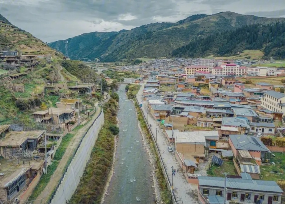 甘南州卓尼县尼巴村—百年藏寨