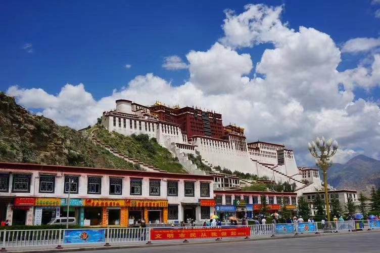 西藏，这片神秘而壮美的土地，拥有着许多令人心醉神迷的景点。