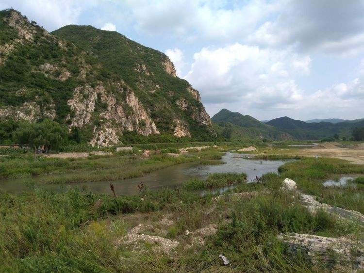 从迎门砬子继续逆流前行1公里，在黑龙江我方一侧的岸边有一座小石砬子伸向江中，其形状非常怪异．人称白象
