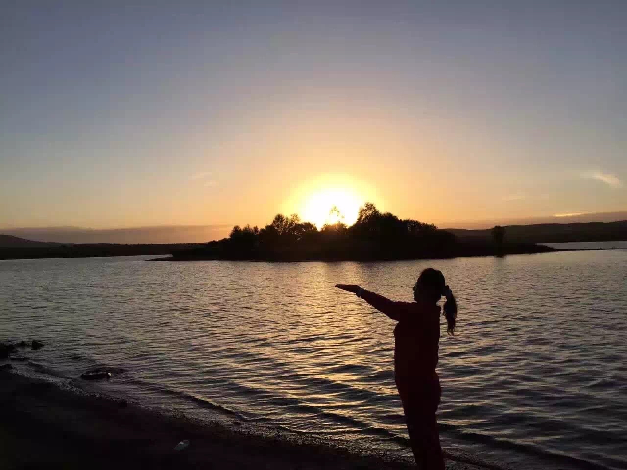 夕阳西下的多伦湖景区，如诗如画