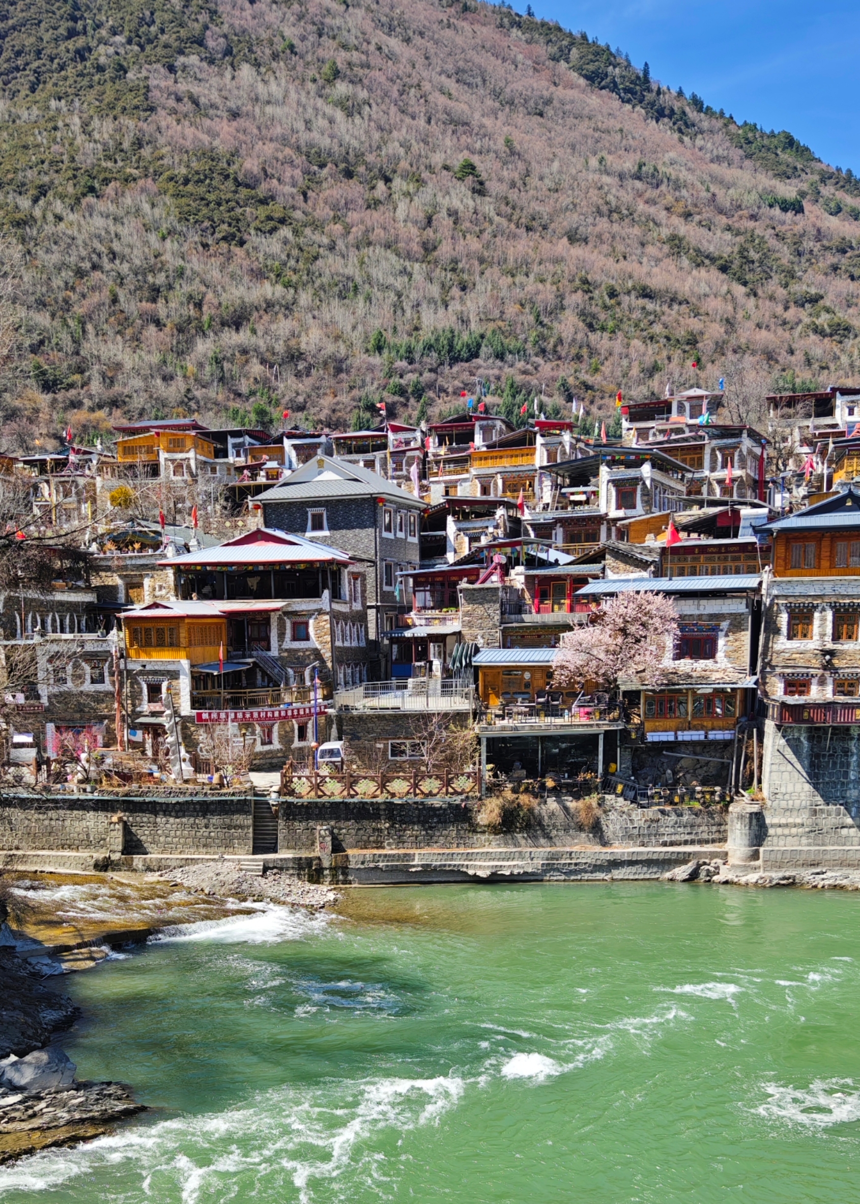 梭磨河边的特色村落，全是川西嘉绒藏族的石垒建筑