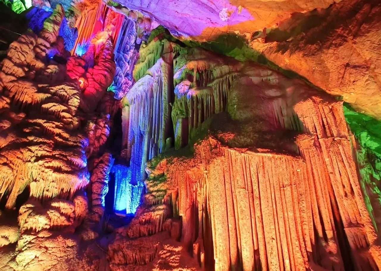 柞水溶洞位于陕西省商洛市柞水县磨石沟石瓮乡一带，是国家4A级旅游景区、国家地质公园、全国名洞、被誉为