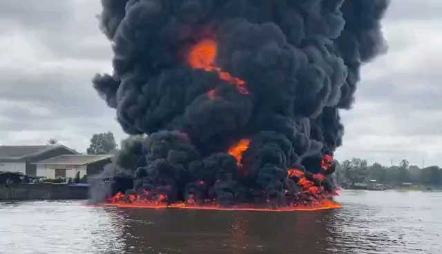 2021年6月尼拉贡戈火山喷发，点燃了基伍湖底沼气