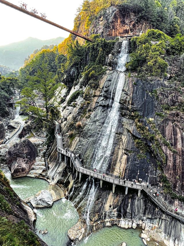 江西是一个历史悠久、文化底蕴深厚的省份，以其独特的自然景观和深厚的道教文化而吸引着众多游客；龙虎山是