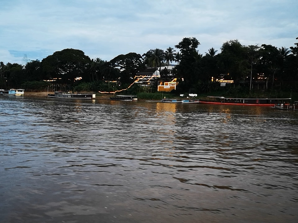 老挝的琅勃拉邦湄公河傍晚。