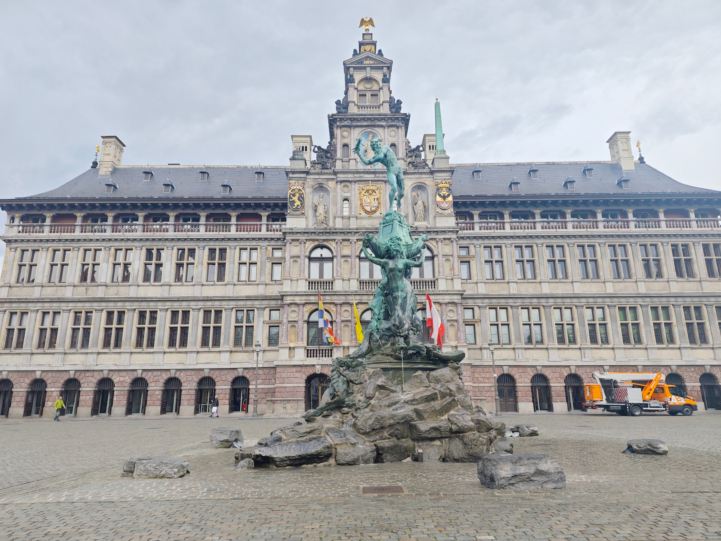比利时第二大城市安特卫普，著名的布拉博喷泉位于安特卫普大广场市政厅前面，这个华丽大气的巴洛克式雕塑喷