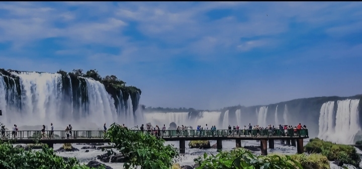 巴西南部的伊瓜苏瀑布，世界上最大的瀑布，宽度在4000米，落差80米，入园是要乘景区大巴的，这也是多