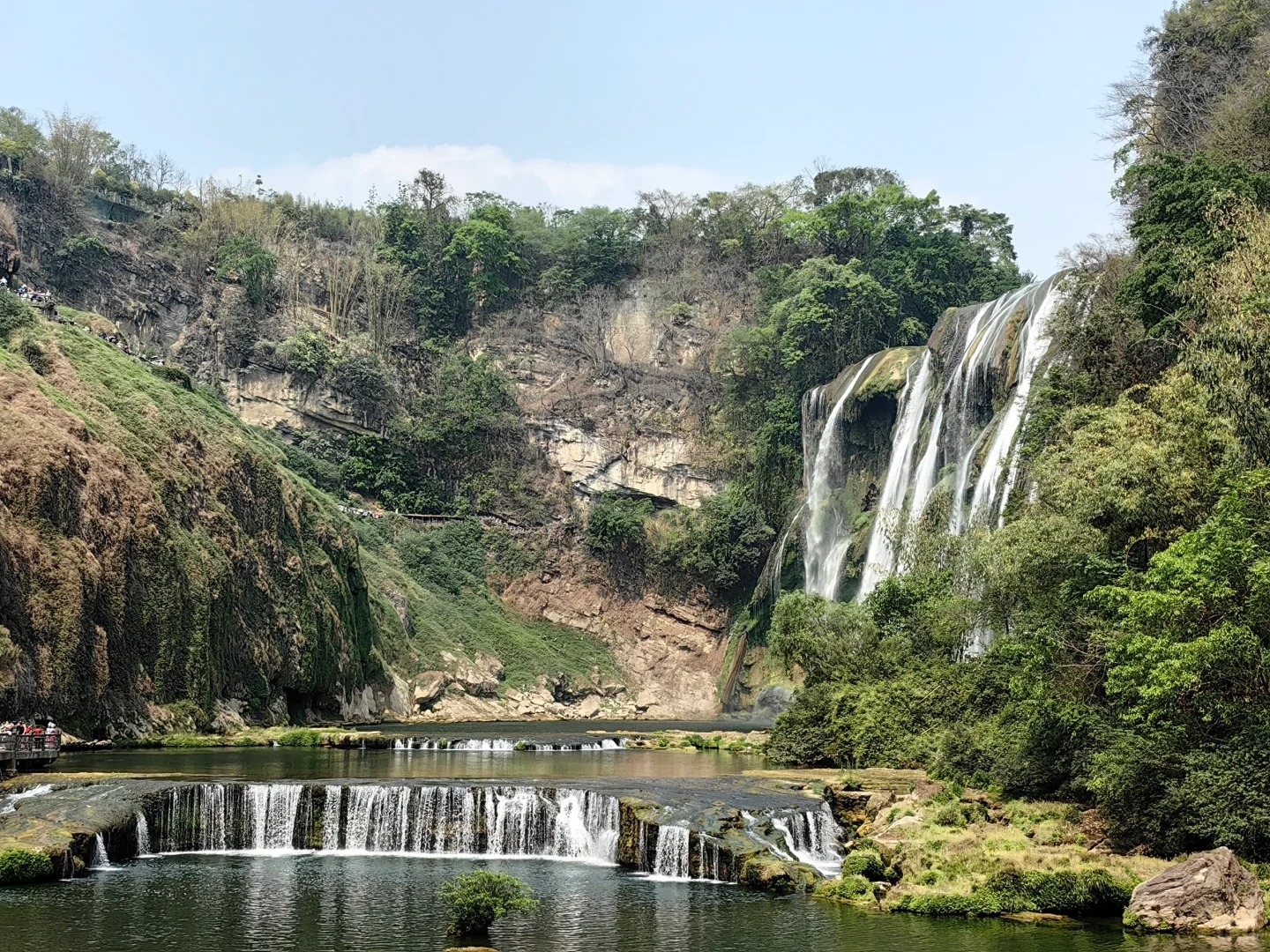 壮丽黄果树瀑布：亚洲第一大瀑布的壮丽之旅