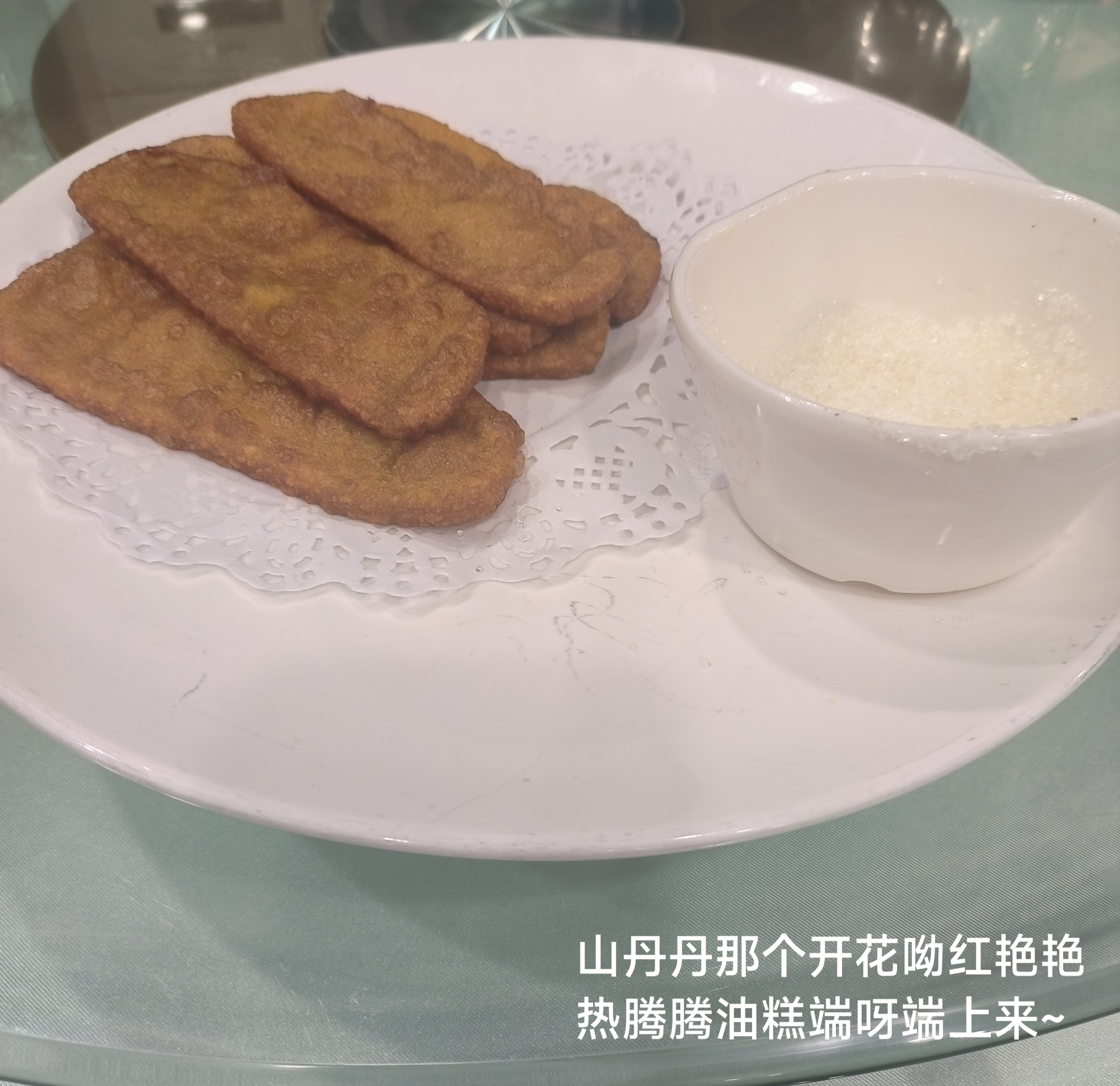 出乎意料的是三楼的餐厅非常好，菜的口味和选料配料及服务，可与星级酒店的餐厅媲美，关键是价格非常亲民！