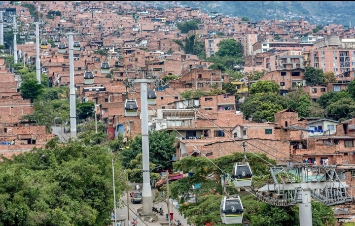 图上的缆车位于哥伦比亚的麦德林贫民窟，这可不是观光缆车，是麦德林政府为了方便贫民窟的人上下班和出行而