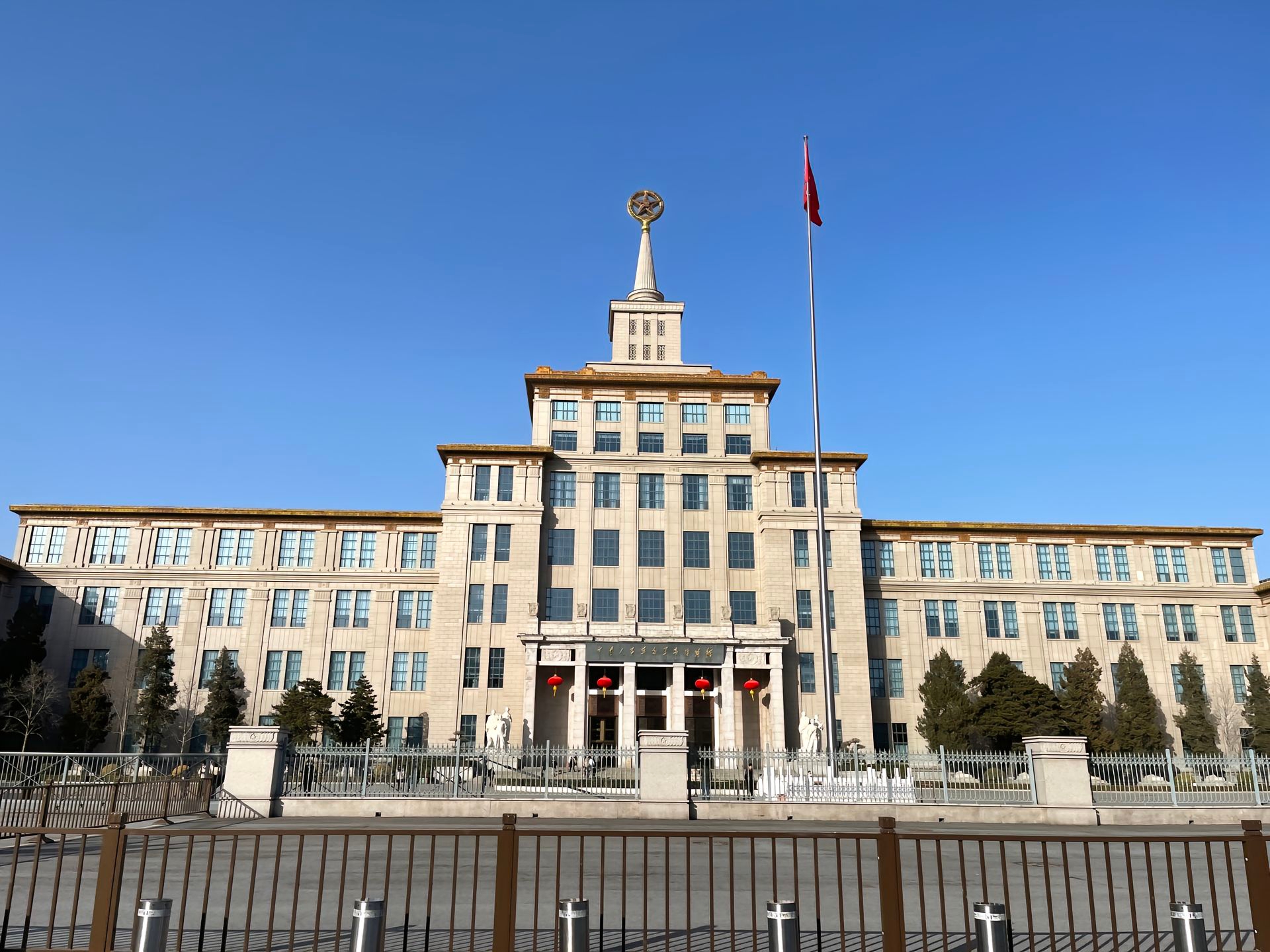 中国人民革命军事博物馆（含中国民兵武器装备陈列馆），位于北京市海淀区复兴路9号，坐落于北京天安门西面