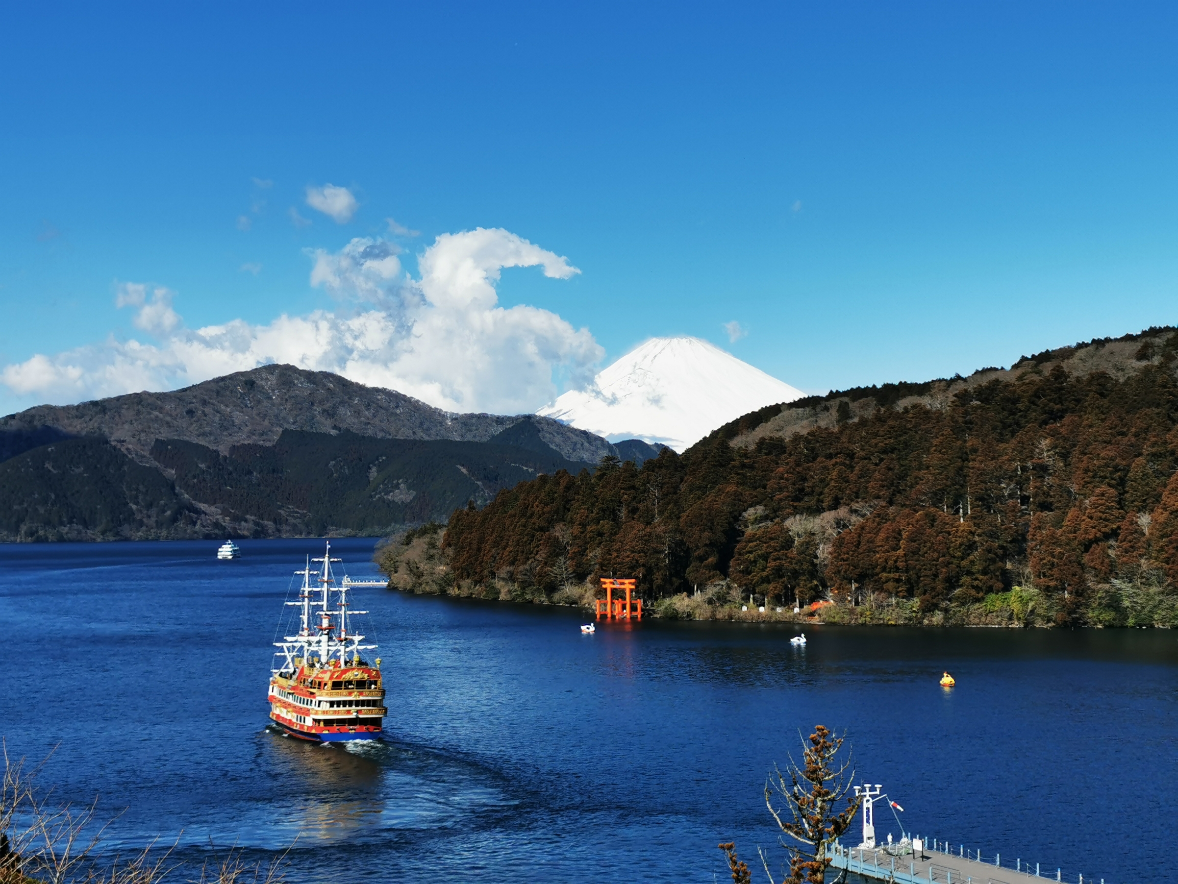 日本之行去了成川美术馆，在大大的落地玻璃窗前，欣赏箱根美丽的湖光山色。远处的富士山🗻近处的芦之湖以及