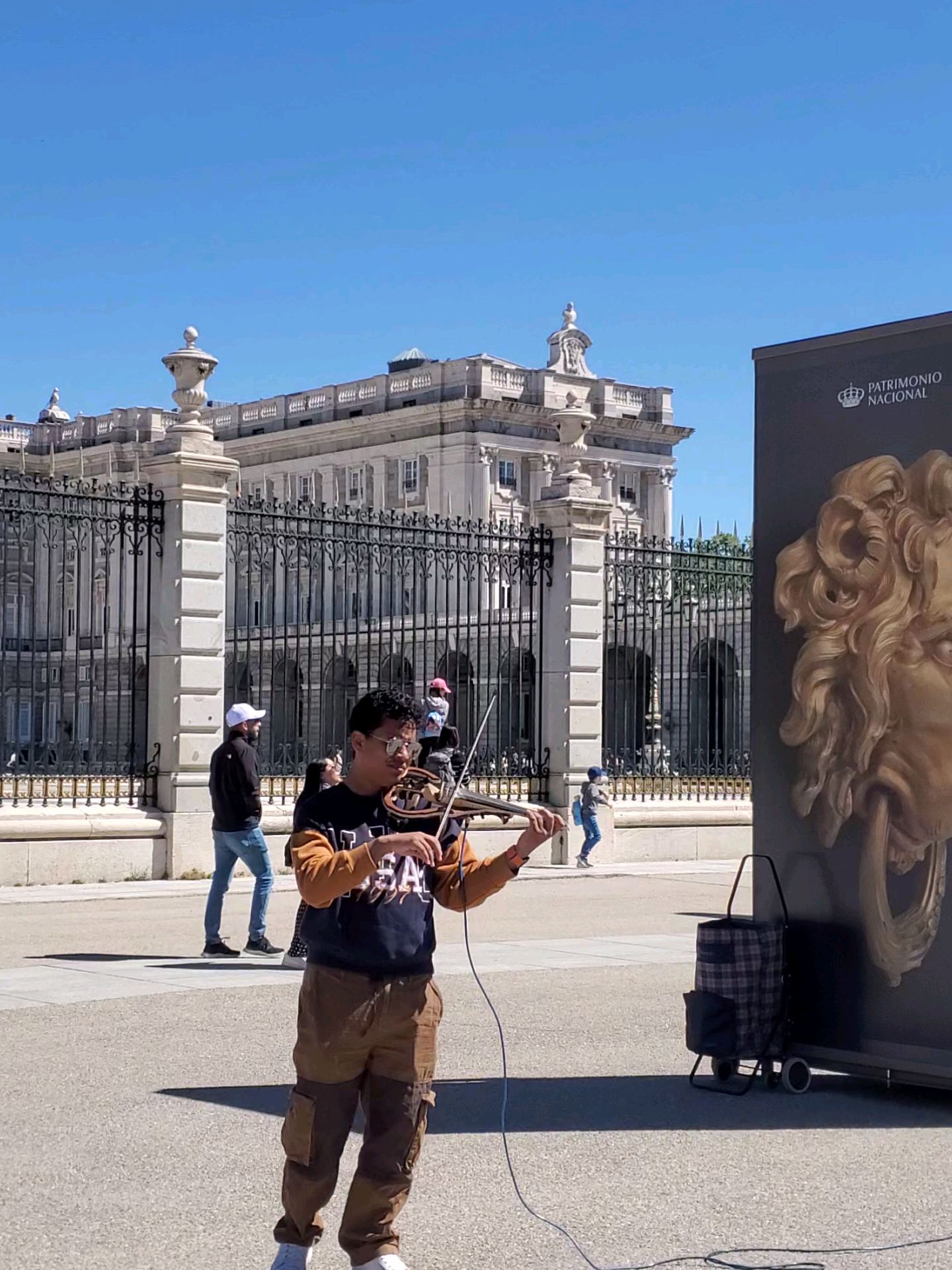 皇宫广场前的小提琴手，琴声悠扬在广场上飘荡。